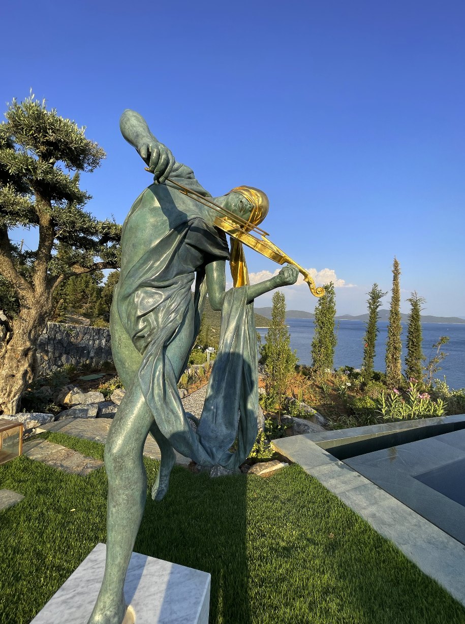 Peyzaj içinde bronz heykel ve doğal taş uygulaması